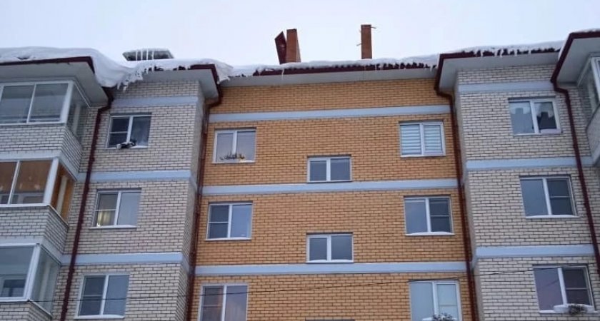 Под Ярославлем снег с крыши падает вместе с крышей