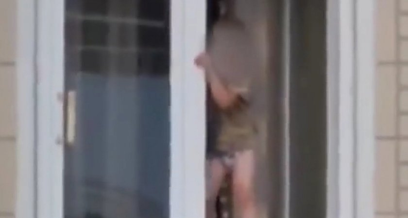 Под Ярославлем двухлетний малыш выпал из окна на глазах у пьяной матери