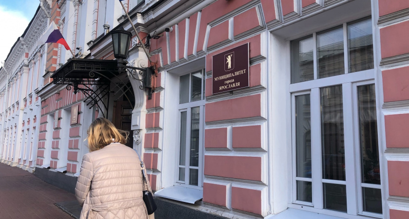 "Почему опять у мэрии?": ярославцы требуют перенести памятник Екатерине II в Брагино