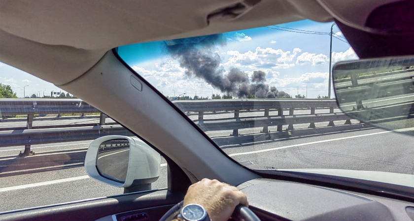  В Ярославле из-за пожара в Брагино образовался черный столб дыма