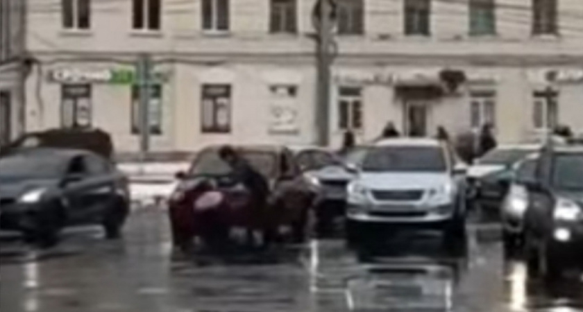 "Оформление европротокола по-русски": в центре Ярославля на проезжей части подрались два водителя