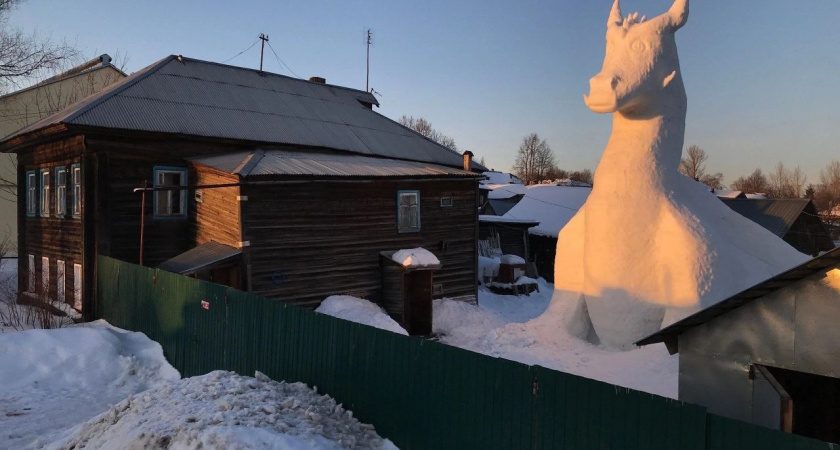 В Ярославской области построили огромного снежного дракона с горкой на спине