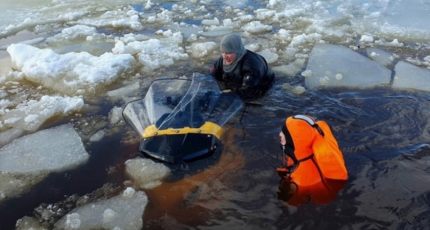 На Рыбинском водохранилище 4 рыбака со снегоходом провалились под лед