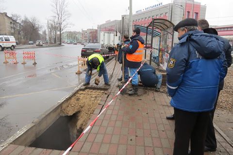 В Ярославле на автобусной остановке под землю провалился мужчина