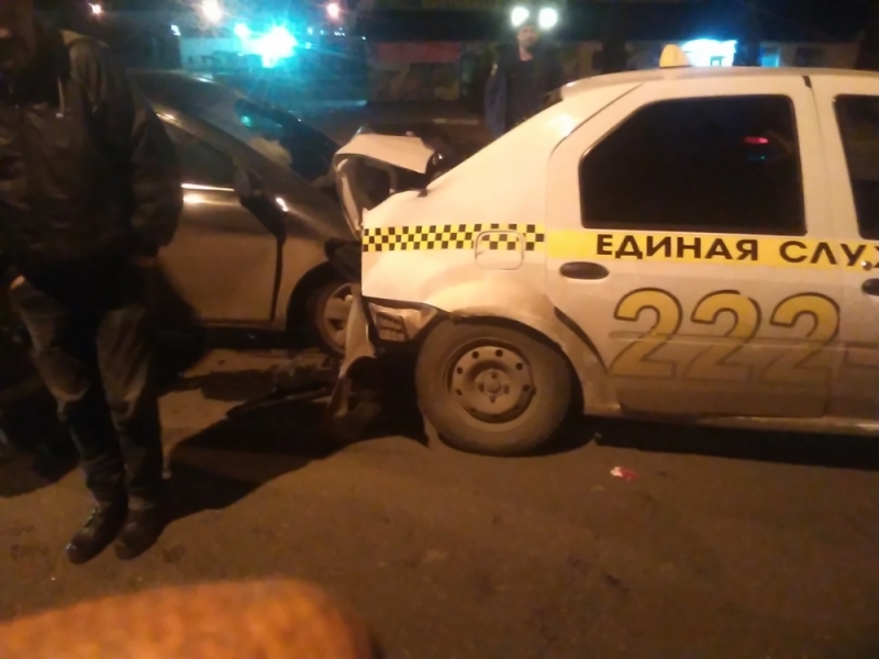 Ночью в Рыбинске произошла серьезная авария с такси