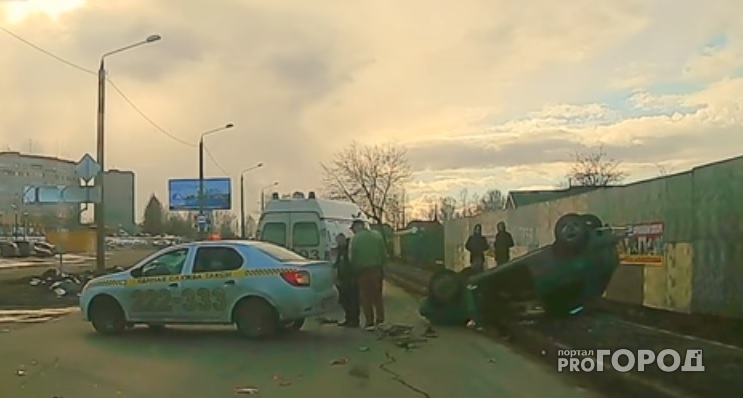 Под Ярославлем после столкновения с такси «Опель» перевернулся на парковке ТЦ: видео