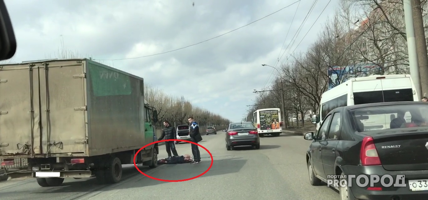 В Ярославском Брагино пешеход, после столкновения с «Бычком», пролетел несколько метров: видео