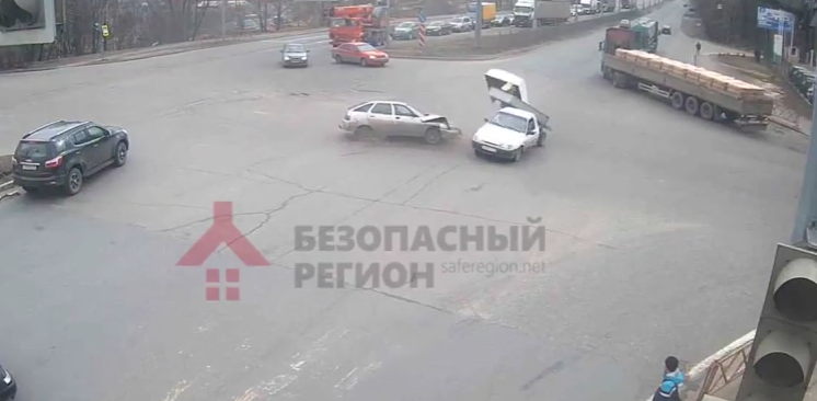 На Московском проспекте водитель "ВАЗа" располовинил машину: видео