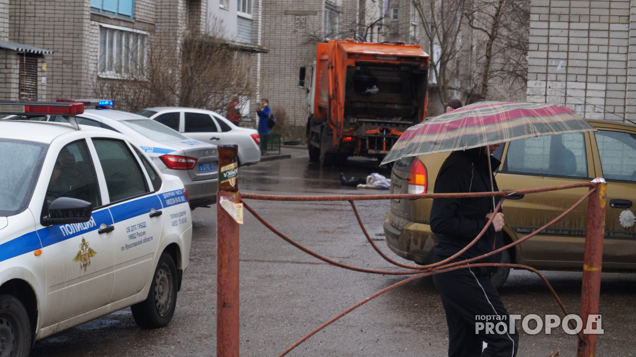 "Pro Город Ярославль" публикует фото из "проклятого" двора, где мусоровоз сбил женщину, а мужчина выпал из окна