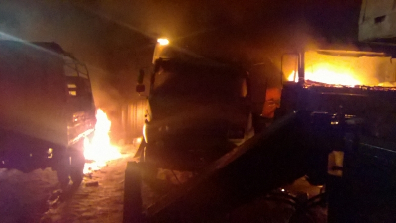 Под Ярославлем дотла сгорело четыре грузовика