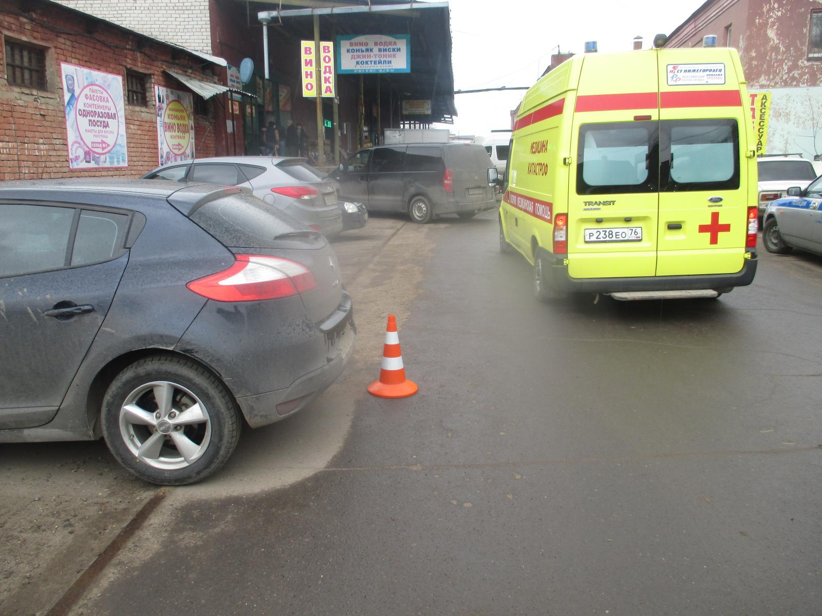В Ярославле водитель иномарки сдал назад и сбил женщину