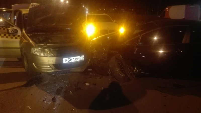 В ночном ДТП с такси пострадало два жителя Ярославля