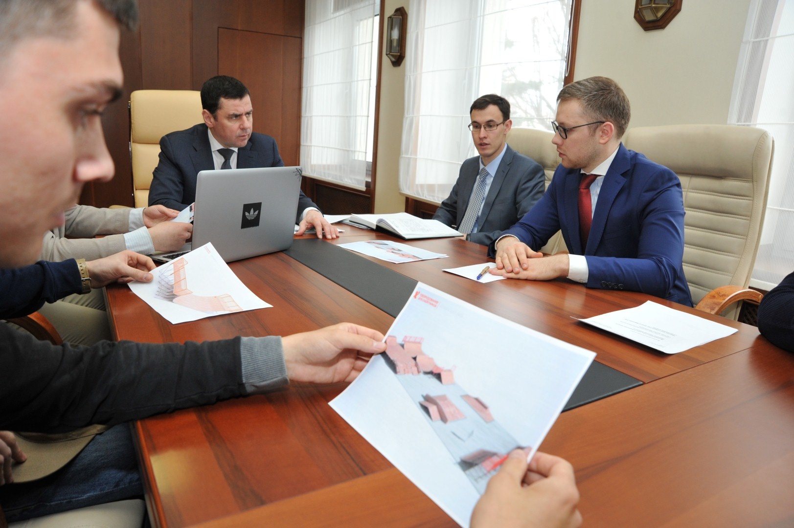 Дмитрий Миронов встретился со скейтерами и пообещал построить для них площадку