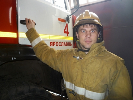 Ярославский пожарный спас из огня в многоэтажном доме мать с младенцем