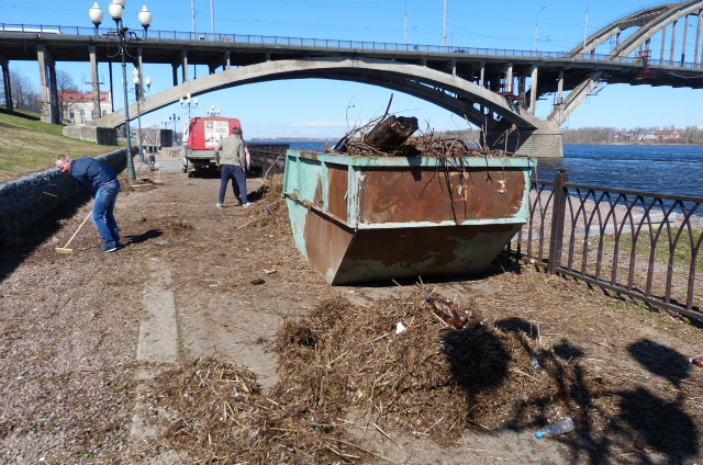 Большая вода ушла с набережной Рыбинска: дворникам предстоит два дня работы