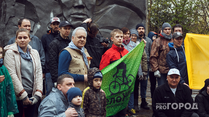 Ярославские велосипедисты совместно с ОНФ привели в порядок заброшенный памятник погибшим в войне