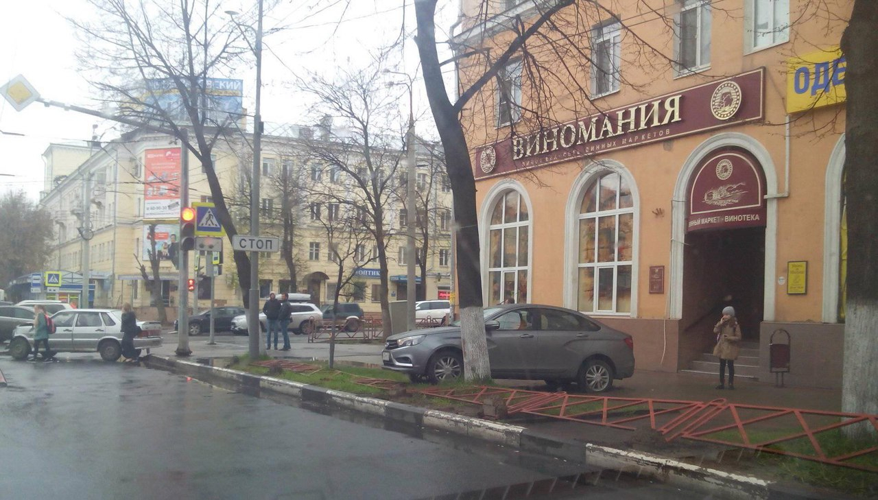 В центре Ярославля после ДТП «Веста» снесла забор в выкатилась на тротуар