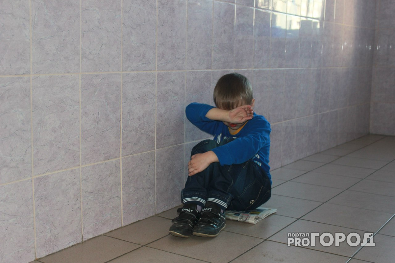 В Ярославле двухлетний ребенок закрылся в квартире, пока мама выносила мусор