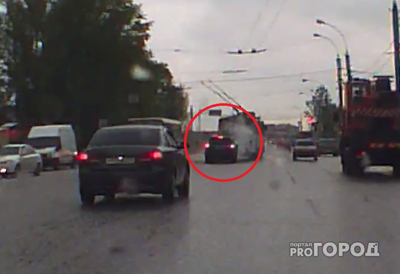 На видеорегистратор попал момент столкновения иномарки с ярославским троллейбусом