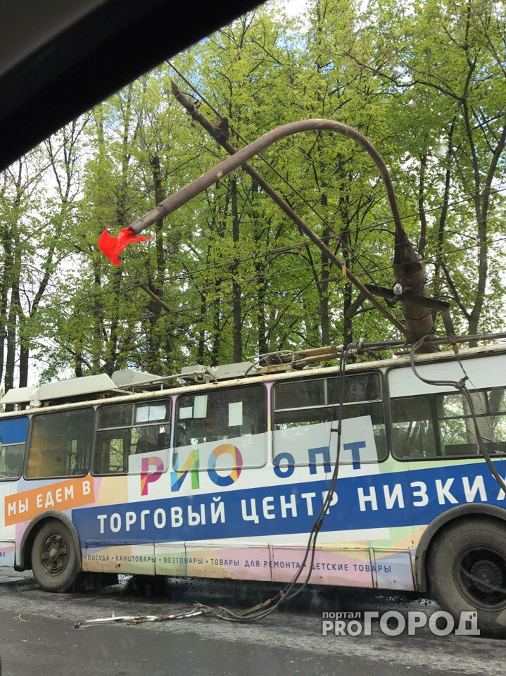 В Ярославле на троллейбус упал фонарный столб