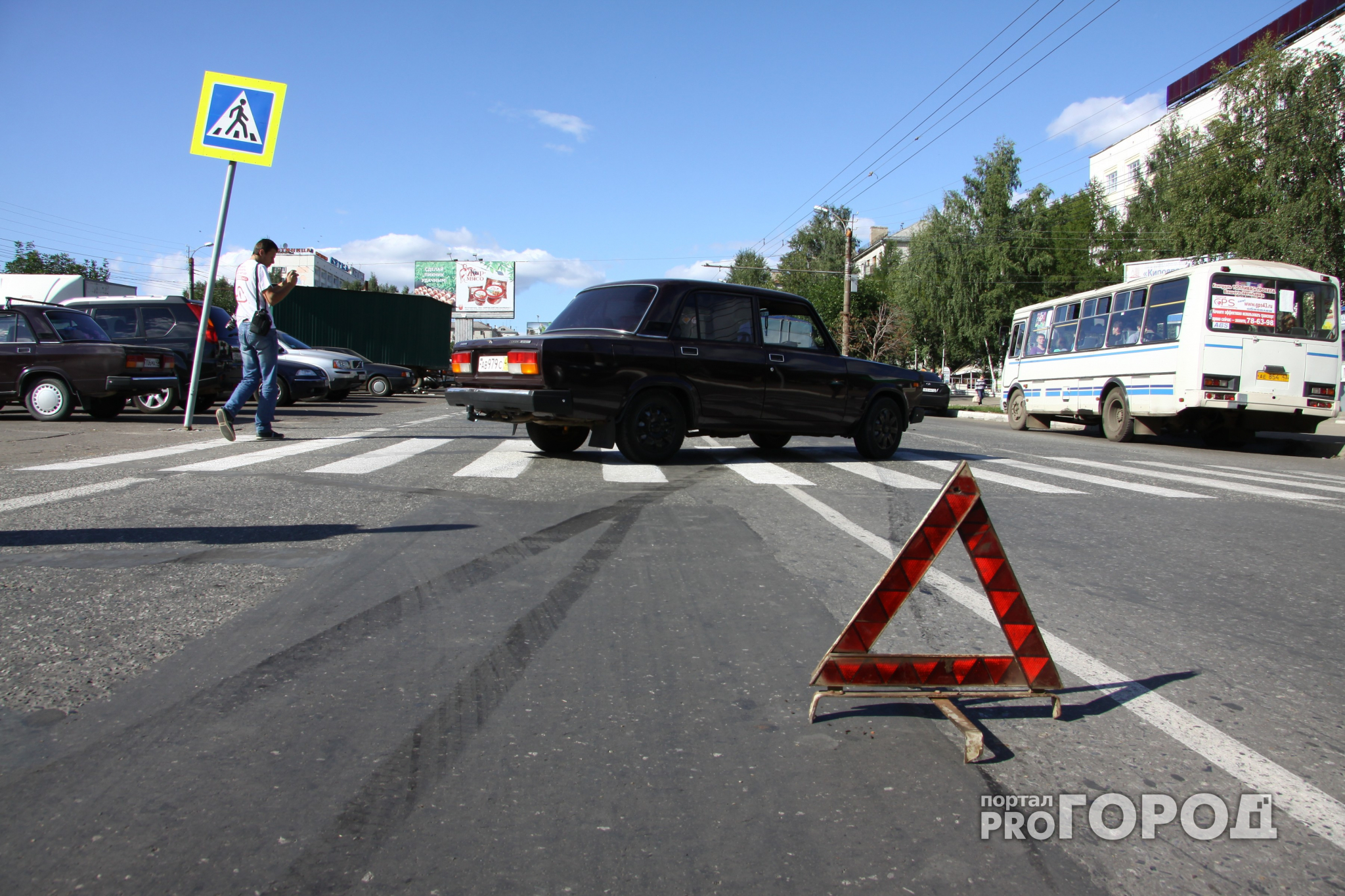 Под Ярославлем водитель ВАЗа сбил дорожного рабочего