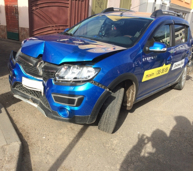 В Ярославской области на перекрестке произошло тройное ДТП с участием такси