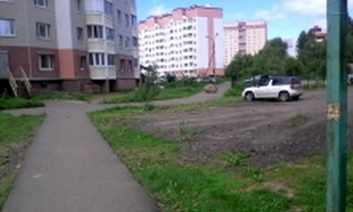 В Ярославле жильцы дома присвоили клочок городской земли под парковку