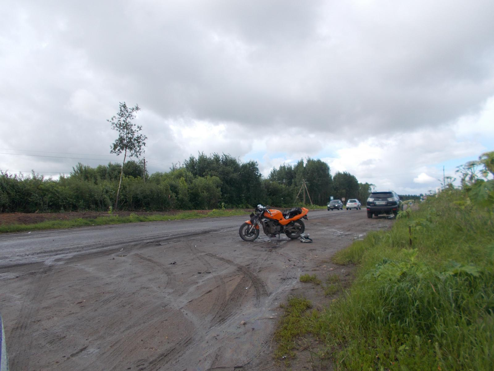 В Ярославской области мотоциклист без прав столкнулся с двумя иномарками