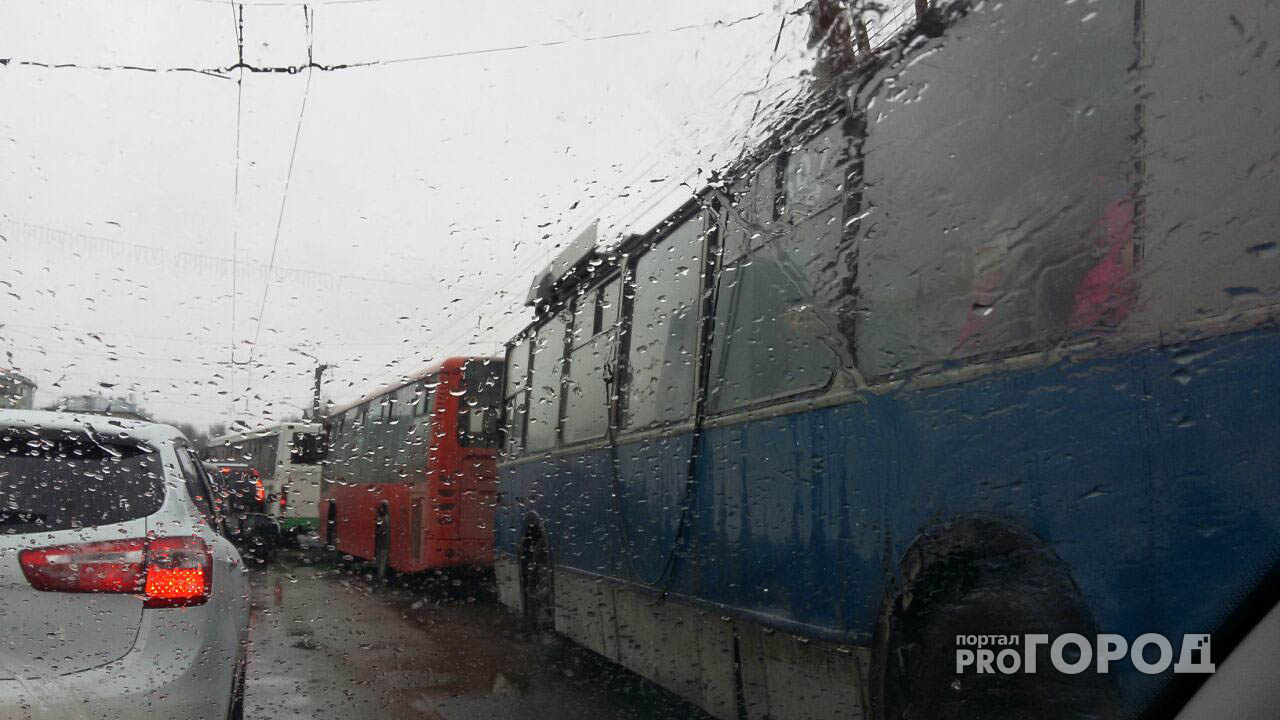 В Ярославле молния попала в троллейбус с пассажирами