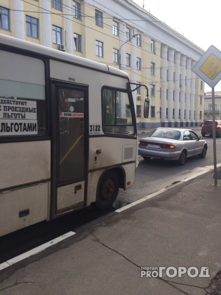 В центре Ярославля водитель маршрутки не поделил дорогу с автоледи