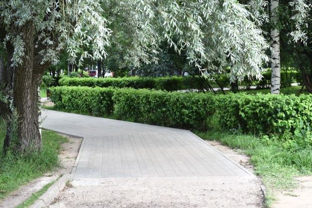 В ярославском парке выложили плиткой дорожки и установили уличное освещение