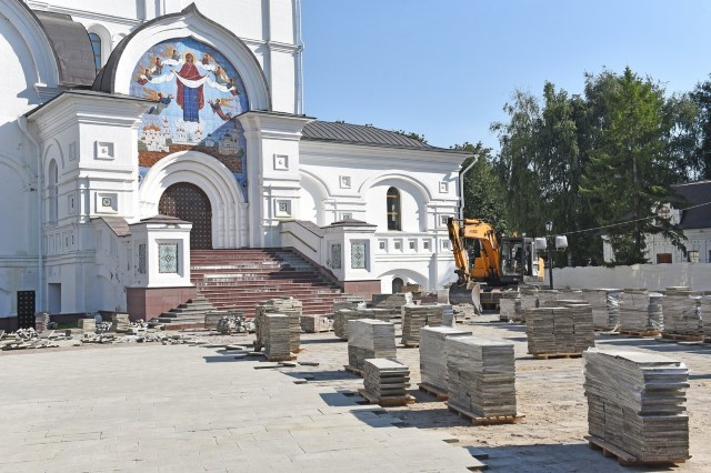 В Ярославле возле Успенского собора начали восстанавливать тротуарную плитку