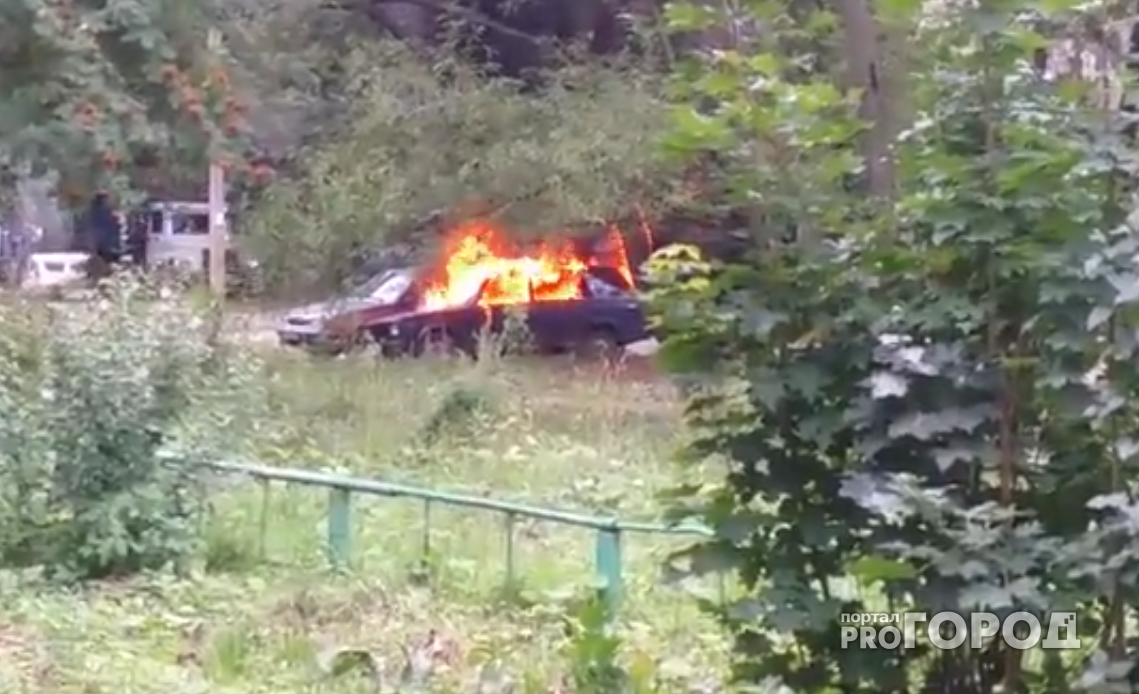 Во Фрунзенском районе Ярославля вспыхнула еще одна машина
