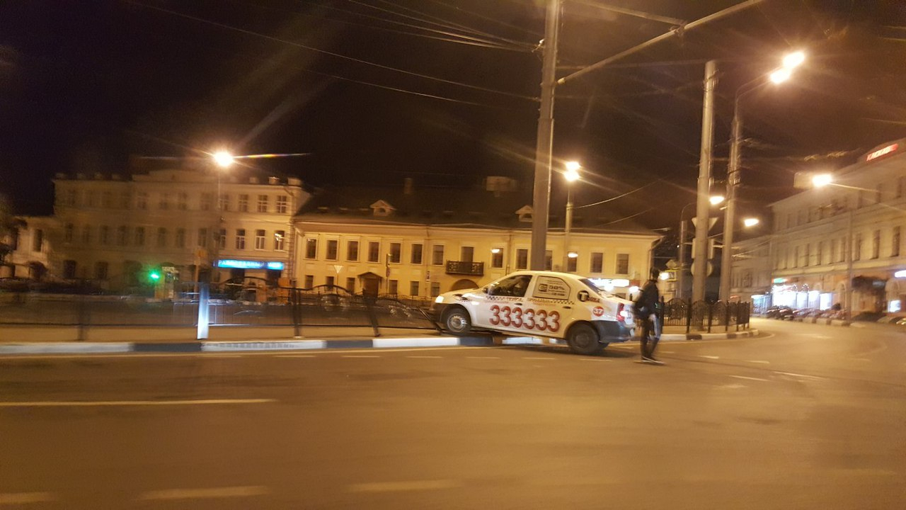 В Ярославле таксист «покорил» дорожное кольцо на Богоявленской площади