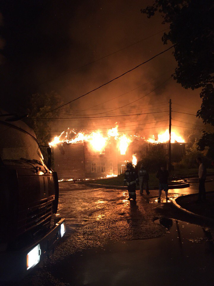 Мощный пожар в Ярославле уничтожил два дома