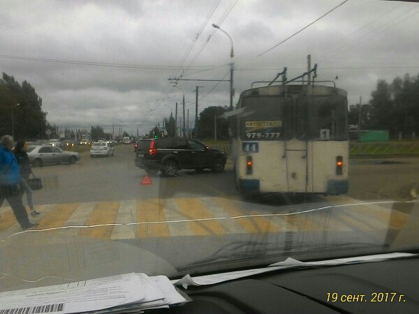 ДТП в Ярославле: уходя от столкновения, иномарка влетела в троллейбус