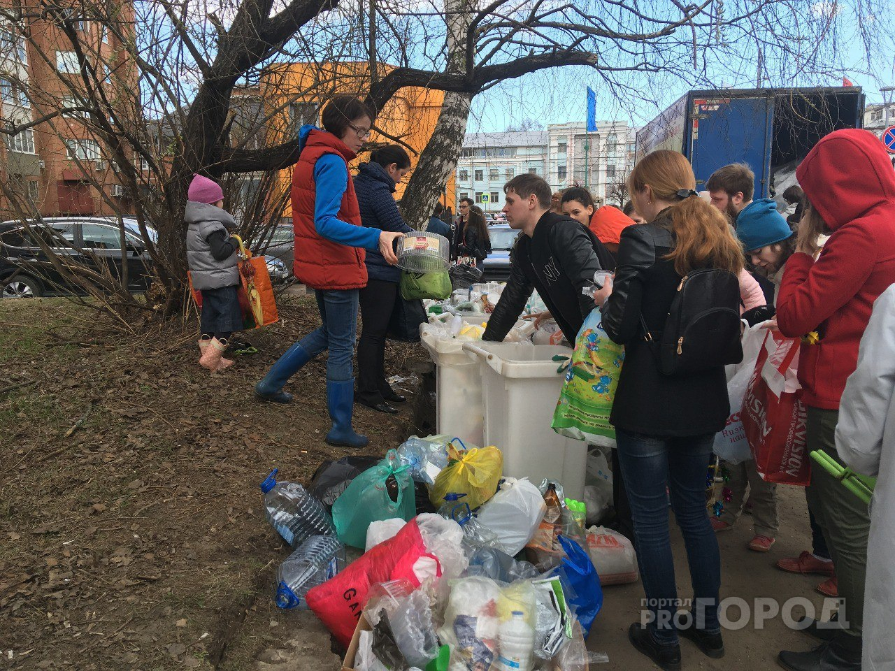 Ярославцев призывают принести свой мусор на центральную площадь