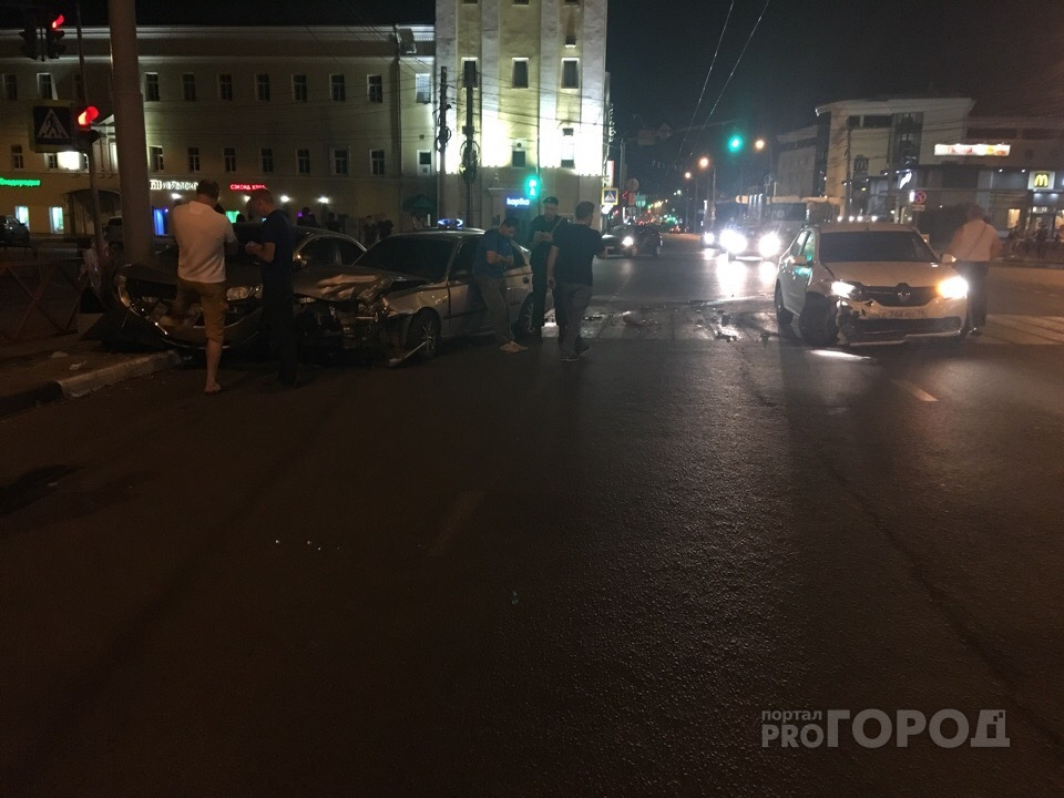 Несчастливый перекресток: в центре Ярославля произошло тройное ДТП. Кадры