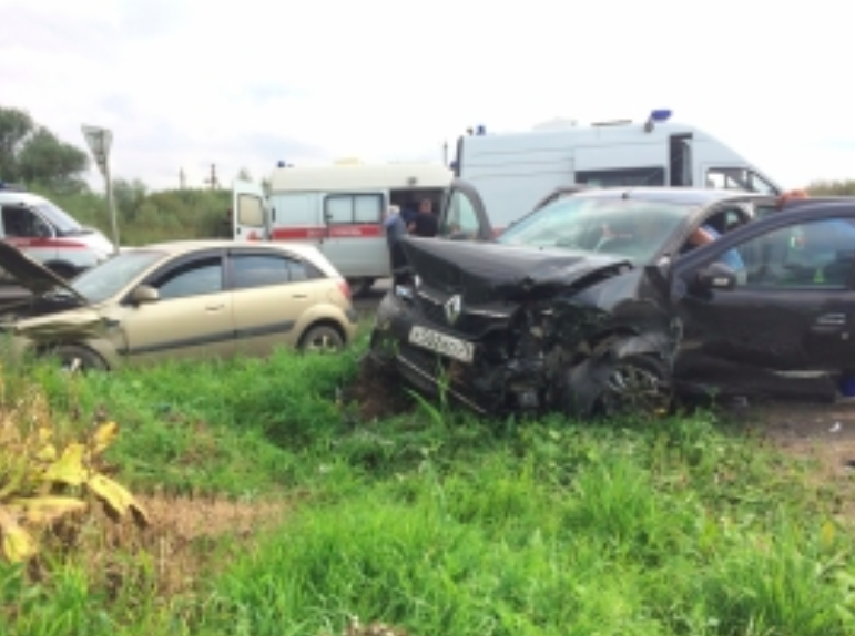 Три машины скорой: в Ярославской области в тройном ДТП пострадала пятилетняя девочка
