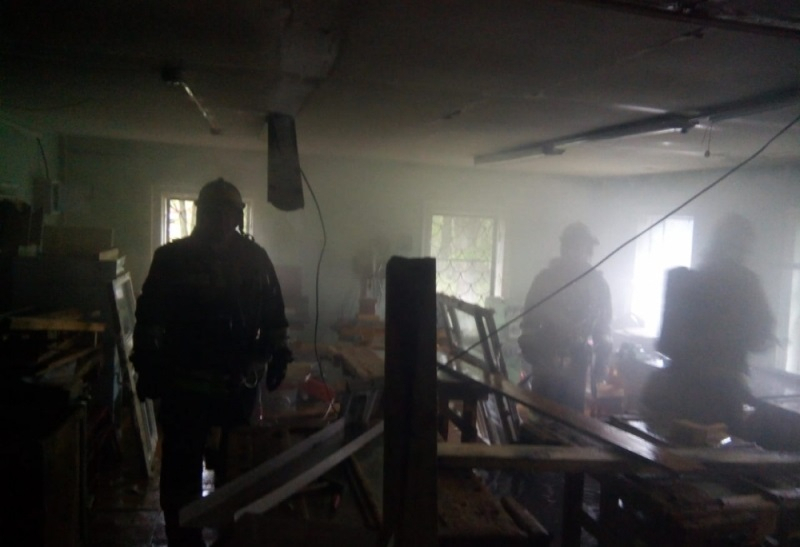 Массовая эвакуация: ярославскую полыхающую школу тушили 22 спасателя