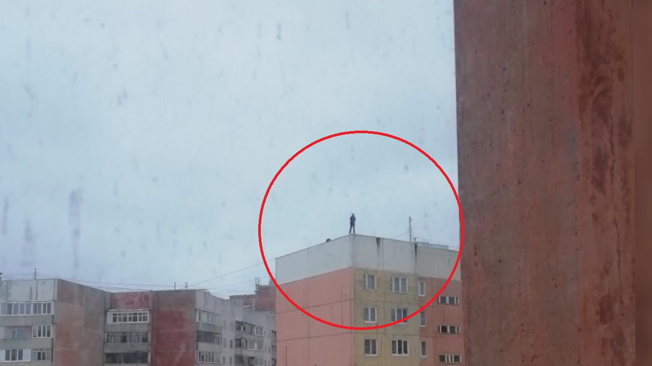 "Вот-вот сорвется": спасают мужчину, стоящего на краю высотки в Ярославле. Видео
