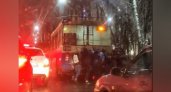 "С толкача заводят": в Ярославле пассажиры толкали обесточенный троллейбус