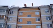 Под Ярославлем снег с крыши падает вместе с крышей