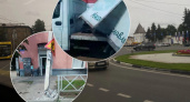 "Не рассчитал габариты": В Ярославле грузовик врезался в столб 