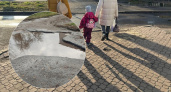 "Она растёт": ярославцы жалуются на огромную яму с водой в Дзержинском районе
