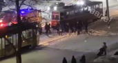 "Она кричала от боли и просила о помощи": женщину вынесли из под трамвая на носилках
