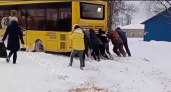 В Ярославле женщины и дети толкали застрявший автобус