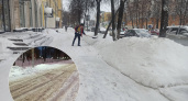 "Мамы с колясками не могут выйти дальше двора": ярославцы жалуются на снежную кашу на улицах