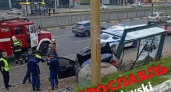 "Мерседес" влетел в остановку у "Рио": есть пострадавшие и погибший, за рулем мог быть подросток