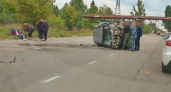 В Ярославле на Промышленном шоссе 22-летний водитель влетел в разделительный газон: пострадала 2-летняя девочка